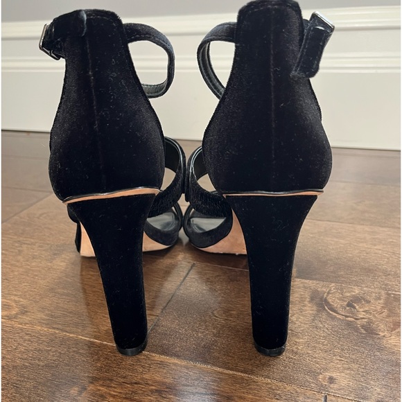NEW VINCE CAMUTO black velvet strappy heels sz 7.5 - Picture 5 of 9
